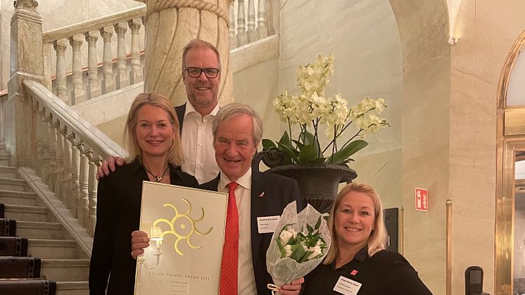 Bjørn Kjos får hederspris på Grand Travel Awards i Stockholm. Från vänster: Charlotte Holmbergh, Lars Sande, Bjørn Kjos och Camilla Karlsson