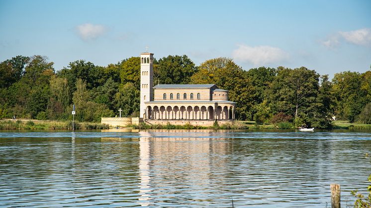 "Sacrow - das verwundete Paradies" heißt die Ausstellung, die derzeit im Schloss Sacrow, unweit der Heilandskirche, zu sehen ist.