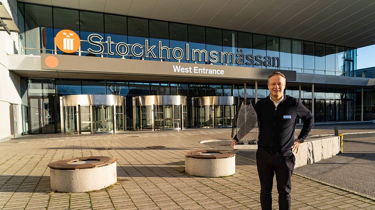 Stockholmsmässan’s CEO Christian Clemens with Pinglan the penguin. Photo: Martin Ulvbäck