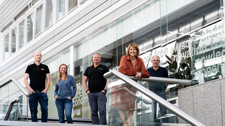 F.v: Driftstekniker Espen Stegaard, driftskoordinator Mette Endsjø, driftssjef Roger Lysaker, eiendomssjef Mette S. Saastad og byggeleder Fred Ivar Bergsbakk i Campus Rosenholm er Årets grønne driftsteam 2021. Foto: Aspelin-Ramm Eiendomsdrift