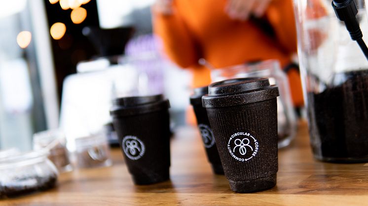 To-go-kopper lavet af minimum 40 % kaffegrums