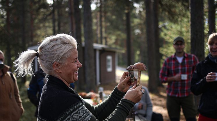 Välkända Elle Nikishkova brinner för svampplockning och matlagning utomhus