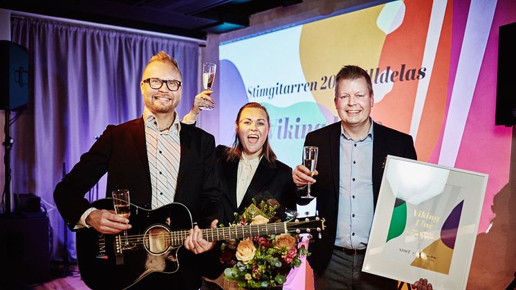 Viking Line tar emot Stimgitarren 2020. Fr v: Sami Ilonen och Johanna Holmqvist, kryssningschefer Viking Cinderella, samt Mikael Panelius, underhållningschef Viking Line. Foto: Christian Gustavsson