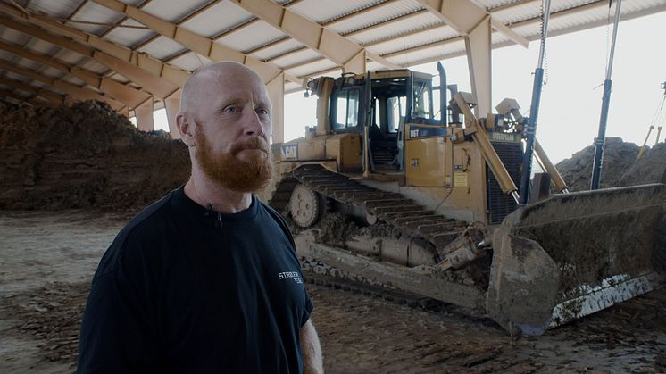 Niels Opstrup, som har en baggrund som ingeniør, har påtaget sig opgaven med at dokumentere arbejdsgangene og produktionen