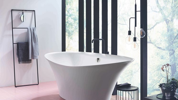 Entspannung pur: Die aus Mineralguss gefertigte Relax-Badewanne Badu von burgbad mit innovativer, patentierter ergonomischer Liegeposition bietet völlig neuen Badekomfort, der sicheren Halt und Schwerelosigkeit vereint. Foto: burgbad