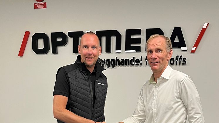 Jonas Persson, försäljningschef Nordmount, och Stefan Dahav, inköpsansvarig för tyngre bygg på Optimera skakar hand för att nu erbjuda byggare möjlighet att göra grundarbetet för solcellsinstallation. 