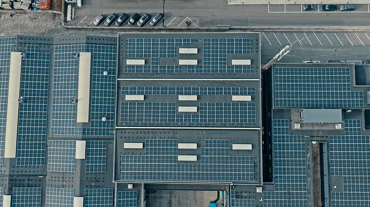 Sådan ser tagene på BKI foods hovedbygning i Aarhus nu ud. Dækket af 3.500 kvadratemeter solceller.