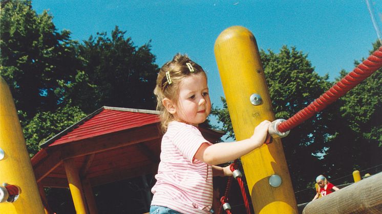 Mädchen auf Spielplatz