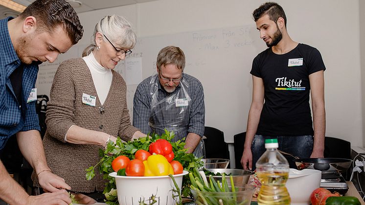 Deltagarna på utbildningen UVUC lär ut arabisk matlagning till sina gäster.