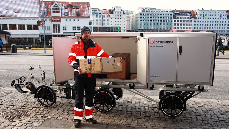 Varelevering i Bergen med elvaresykkel uten utslipp. Passer for småpakker. Containerne kan ta 300 kg med pakker.