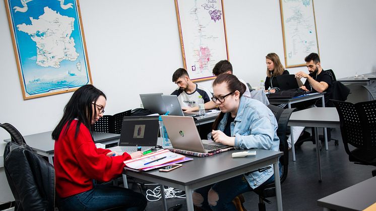 De internationale studerende arbejder på deres opgave. foto // Ulrik Burhøj Jepsen
