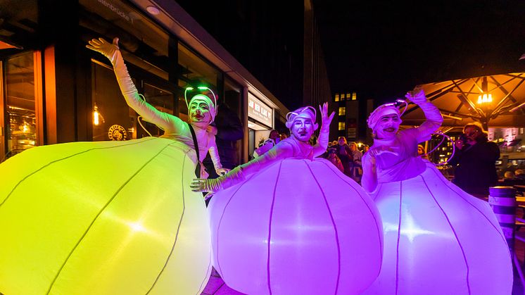 Die Walking-Acts des Lichtermeers tauchen die Innenstadt in eine bunte Vielfalt an Farben