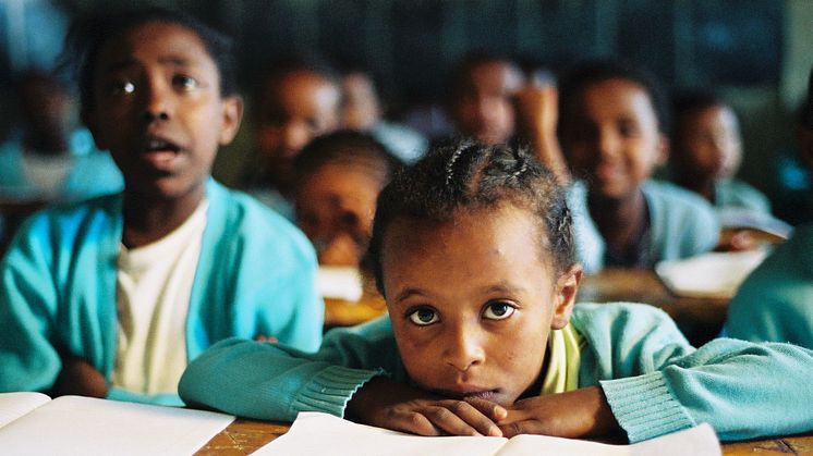 Skolböcker till barn i Etiopien