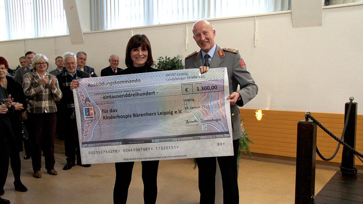 Generalmajor Walter Spindler überreichte Mona Meister vom Kinderhospiz Bärenherz den Spendenscheck