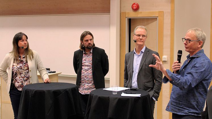 Paneldiskussion mellan Charlotta Mellander, Fredrik Sunnemark, Roland Lexén och Tomas Ekberg.