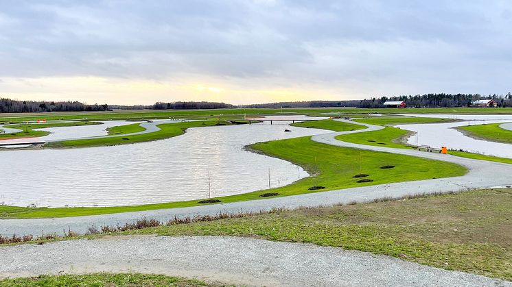 Våtmarksparken Johannisberg är på nära 15 hektar och har fler funktioner. Det främsta syftet är att rena dagvatten innan det når Mälaren, men parken främjar också biologisk mångfald och är byggd för rekreation.