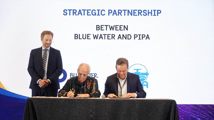 Didier Perez (left), CEO of Indonesia's PT PIPA, and Bengt Rittri, CEO of Sweden's Bluewater, sign a strategic partnership designed to further enhance water security in Indonesia for people and the environment