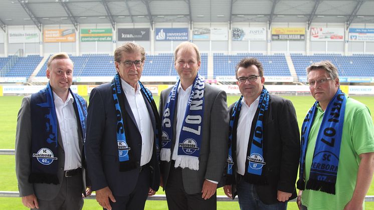 Partnerschaft verlängert: Markus Schulz (ESW), Josef Ellebracht (Geschäftsführer PSG), Marco Nettingsmeier (Prokurist ESW), Martin Hornberger (Gesamtgeschäftsführer SC Paderborn 07) und Andreas Tipp (ESW) starten gut gerüstet in die neue Saison (v. l