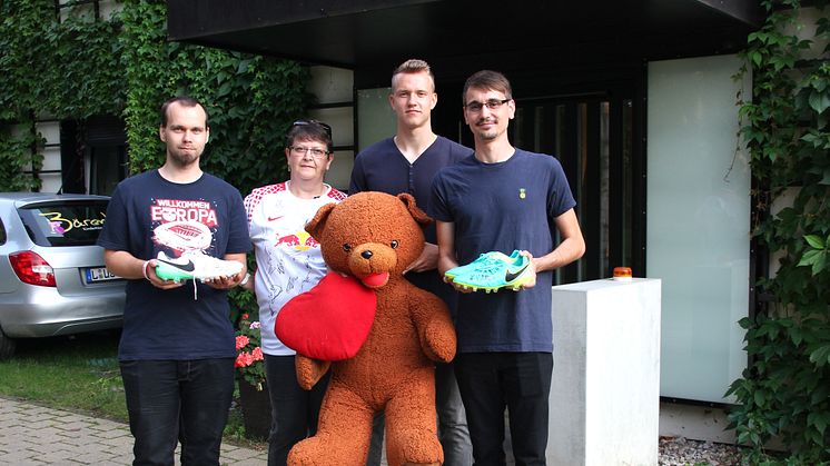 Lukas Klostermann hält das Bärenherzmaskottchen, seine glücklichen Fans ihre Gewinne