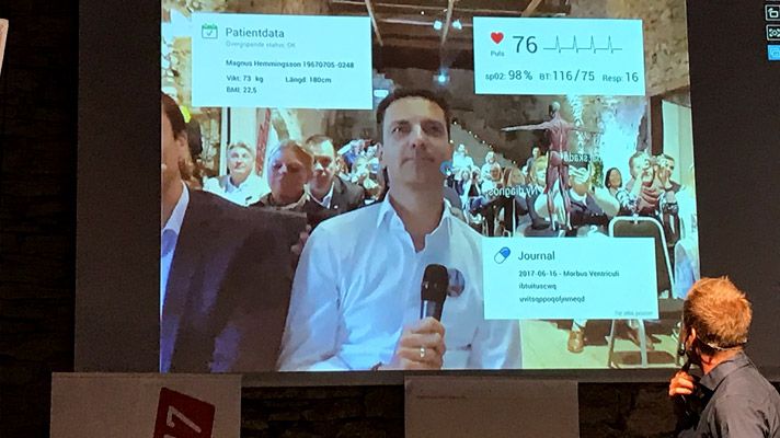 Björn Nordén från Jobba i Västerås visar hur framtidens läkare kan använda Augmented Reality i arbetet. Testpatienten är Magnus Hemmingsson, VD Mälarenergi.