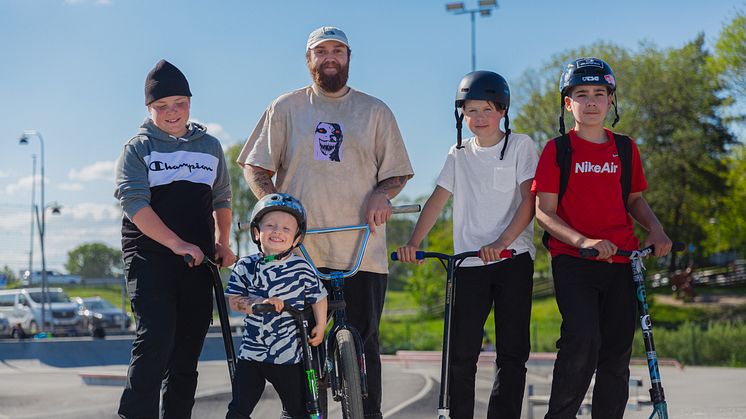 På 4000 kvadratmeter erbjuds bland annat skatepark, utegym, pumptrack, klättervägg, dansyta och fotbollsplan