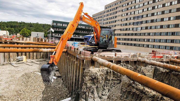 ZX135US ”Sliding Arm” har en hydrauliskt styrd glidskena på stickan, som gör att maskinen har ett grävdjup på 7,8 meter. (Foto: Hitachi)