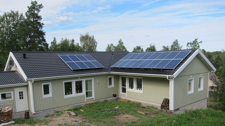 Sveriges första solcellsanläggning med AC-paneler