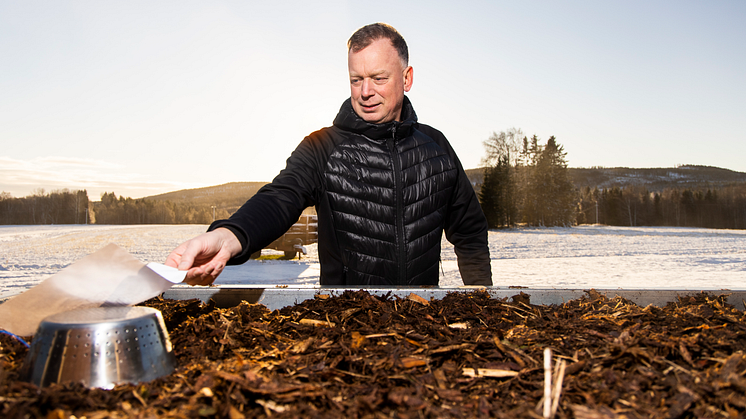 Per Sandström har utvecklat en ny teknik för att torka bark.