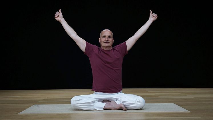 Per Söders liv präglade under 40 år av migrän och huvudvärk. Med hjälp av enkla yogaövningar lever han nu ett huvudvärksfritt liv och hjälper andra att göra detsamma.