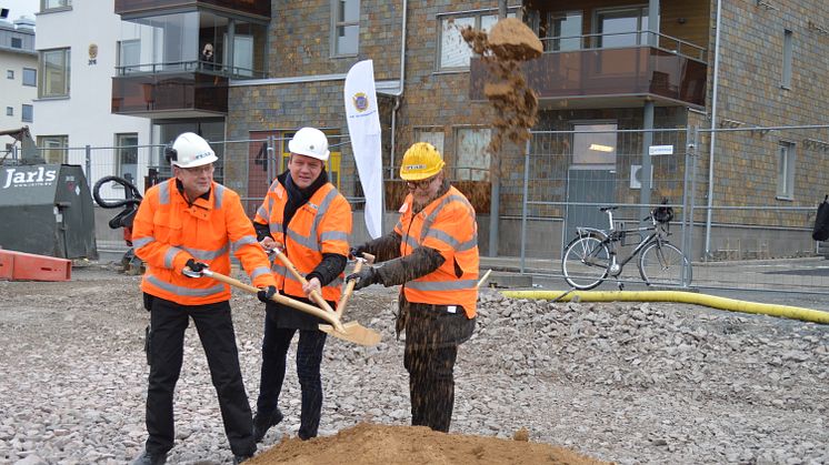 Peter Ström, Peab Henrik Zäther, HSB  och Peter Syrén, Peab tar sista spadtaget inför byggstart av HSB brf Glasblåsaren på Kålgårdsområdet i Jönköping.