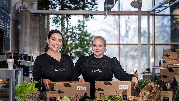 Grundarna av Ecoviva Amina Bergendahl t v och Annika Kristoffersson t h med One Planet Plate-kassen som certifierats av WWF. Foto: Karin Röse