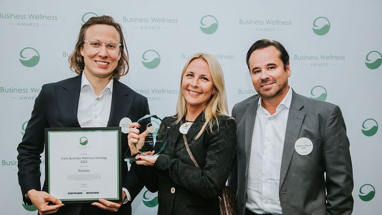 Synsam Group vinner priset ”Årets Business Wellness-företag” 2023. Här tar Martin Daniels, Innovationschef, Susanne Westford, Marknads- och HR-chef och Håkan Lundstedt, vd och koncernchef emot priset.
