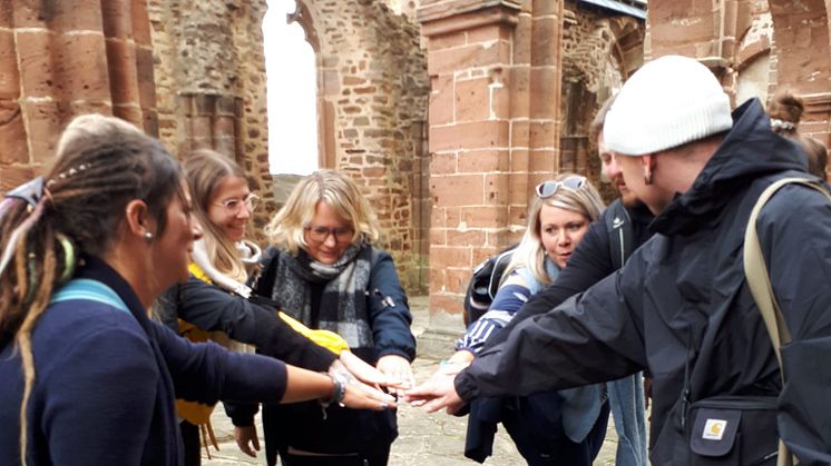 Zusammengehörigkeit, Dialog und Austausch: Studierende der Hephata-Akademie für soziale Berufe beschäftigen sich in dieser Woche interdisziplinär mit dem Thema Selbstfürsorge. (Foto: Susanne Salin)