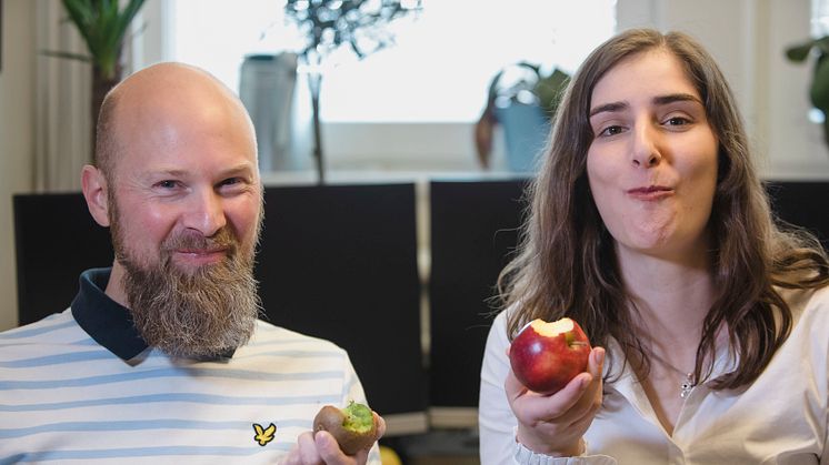 Björn Schröder, researcher at Department of Molecular Microbiology, affiliated to Molecular Infection Medicine Sweden, and Fabiola Puertolas Balint, doctoral student at Department of Molecular Microbiology. Image: Mattias Pettersson.