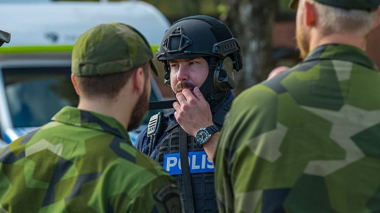 Försvarsmakten och Polisen i samverkan.