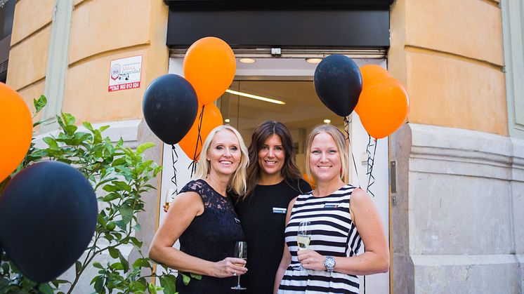 Sigrid Beate Jegleim, Sarah Severin och Mikaela Jonasson utanför det nyöppnade kontoret i Malaga.