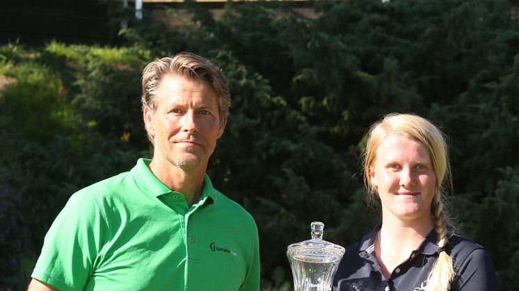 Vinnaren av Golfhäftet Masters @ Varberg Västra, Ingrid Lindblad, med Johan Brandeby, Golfhäftet (fotograf Göran Söderqvist)