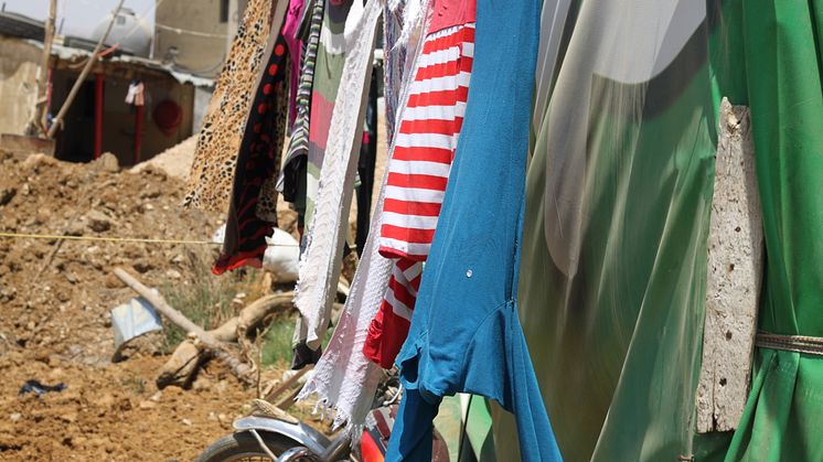 Utanför Dianas hem i Bekaadalen i Libanon hänger kläderna på tork i solen. Foto: Jonathan Ulenius