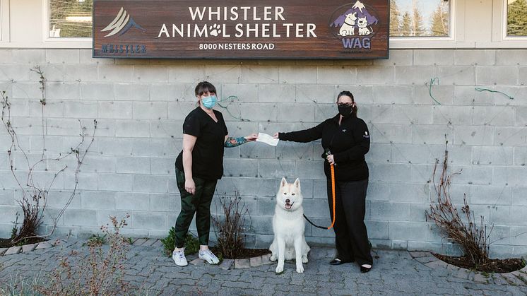 Zoé Martin and Qanik presenting the cheque.