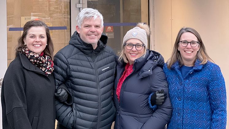 Réka Velle, Jonas Foldevi, Jasmina Zlatarac Kujundzic och Marie Sundt utanför Tegnér vårdcentral i Västerås.