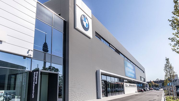 Foto: © Copyright Schöttner Fotografie / C+P Schlüsselfertiges Bauen (10/2021). BMW, MINI undBMW-Motorrad: drei starke Marken unter einem Dach, alles an einem Standort. Eröffnung BMW Niederlassung Nürnberg im Oktober 2021.