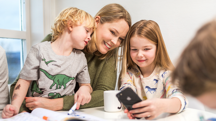 Mor med barn og mobiltelefon