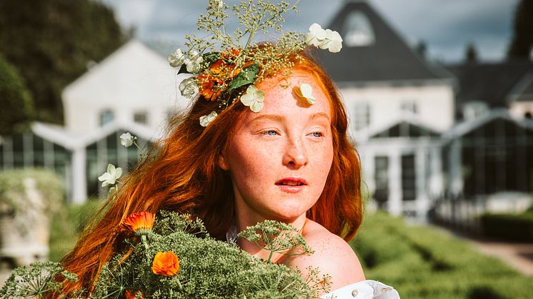 Besökaren möter dåtid, nutid och framtid i en varsam blandning av utställningar och medvetna avtryck i parken i form av såväl konstnärliga installationer som blomsterarrangemang.