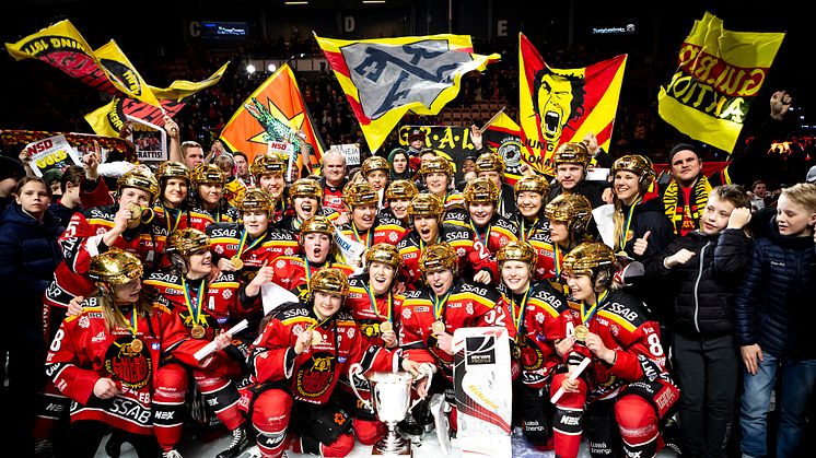Damerna i Luleå hockey/MSSK vann SM-guld säsongen 2018/2019. Foto: Luleå Hockey. 