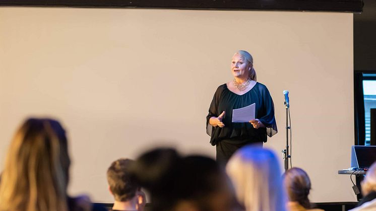 En begeistret kultursjef Line M. Rustad ønsket Skrå lykke til med satsningen. Foto: Lars Bryhn Nyland / LB studio