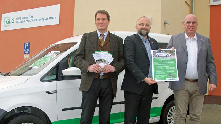 Schorfheides Bürgermeister Uwe Schoknecht (v.l.), Barnims Landrat Daniel Kurth und BBG-Geschäftsführer Frank Wruck bei der Präsentation des PatMobilBarnim. Foto: Pressestelle LK Barnim/Oliver Köhler