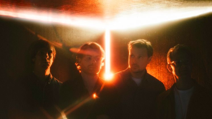 Farverige Django Django står klar til at kickstarte festen i Lille VEGA med deres eklektiske mix af psykedelisk og groovy indiepop den 8. november.