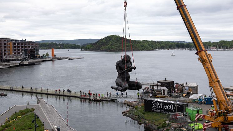 Tracey Emins skulptur Moren ble løftet fra Sukkerbiten og over til Inger Munchs brygge. Foto: Ingvild B. Myklebust, Kulturetaten, Oslo kommune. 