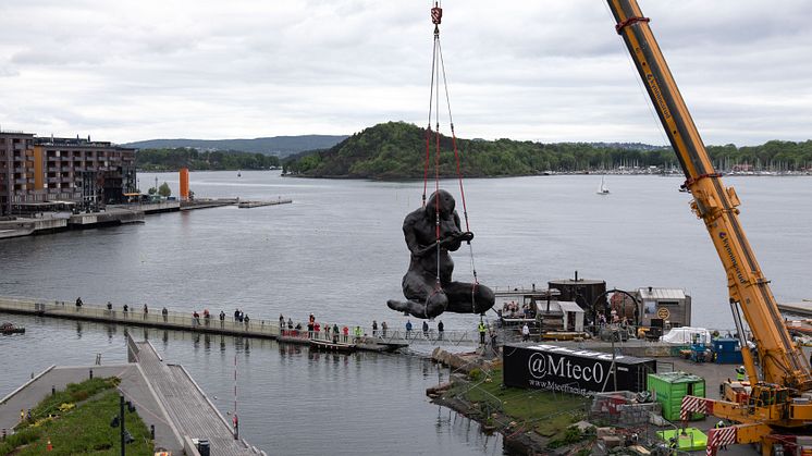 Moren løftes over til Inger Munchs brygge