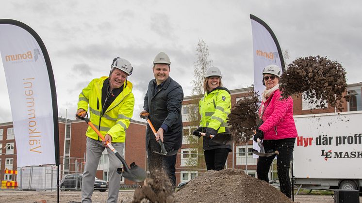 Fr v.  Fredrik Andersson, koncernchef på Contractor, Niklas Säwén, vice ordf. i kommunstyrelsen, Johanna Frelin, vd Riksbyggen och Christina Normelli, blivande boende i projektet. Foto: Evelina Ytterbom